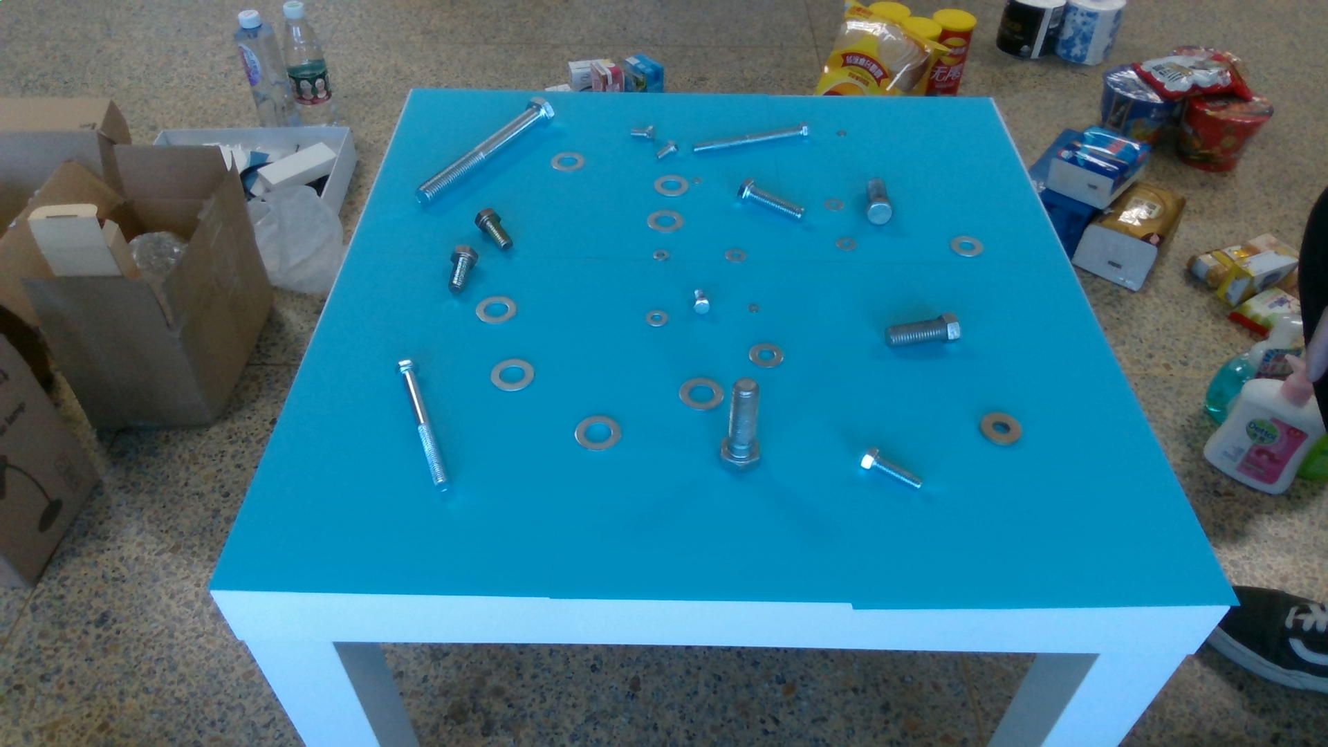 复杂场景不同规格的螺丝垫片数据集,该数据集包含100张放置在随机背景中的螺钉和螺母的图片,用于小物体检测。在随机颜色和障碍物背景的条件下,放置不同规格和随机数的螺钉和垫片,形成小目标检测的场景。