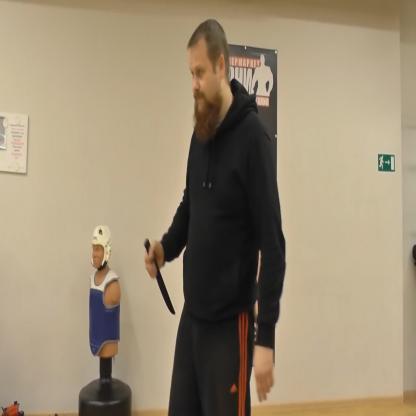 该数据集包含4000张图片和标签，其中手枪和刀具各2000张，格式符合YOLOv5的要求。这些手枪和刀的图像可以用来训练YOLOv5模型来检测同样的东西。格式为YOLOv5，