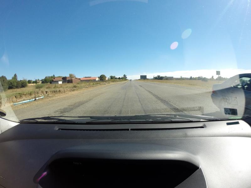 公路坑洞图像分类检测数据集，数据被分成测试集和训练集。训练集包含4026张图像，测试集包含1650张图像。