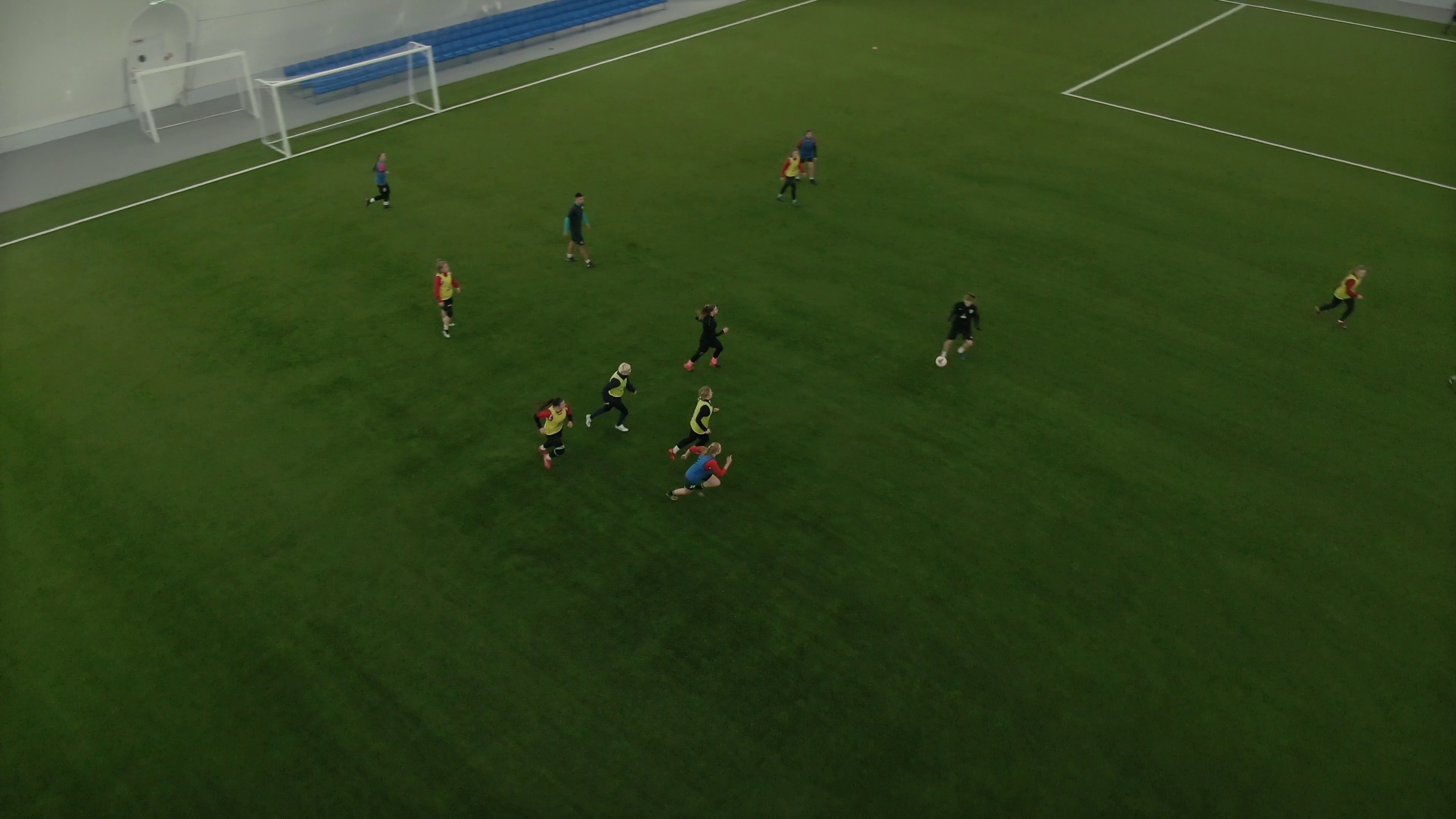 此数据集包含带有yolo格式注释的足球比赛图像。 类别说明： 0-运动员 1-足球