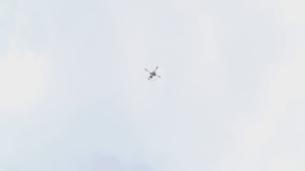 目前大部分的无人机数据集只包含无人机拍摄的照片（大部分是无人机对地视图）。与别的数据集不同，该数据集的图像是无人机的图像，可以用来训练我方无人机引导和躲避其他无人机。 该数据集有1359张照片，都有标签。