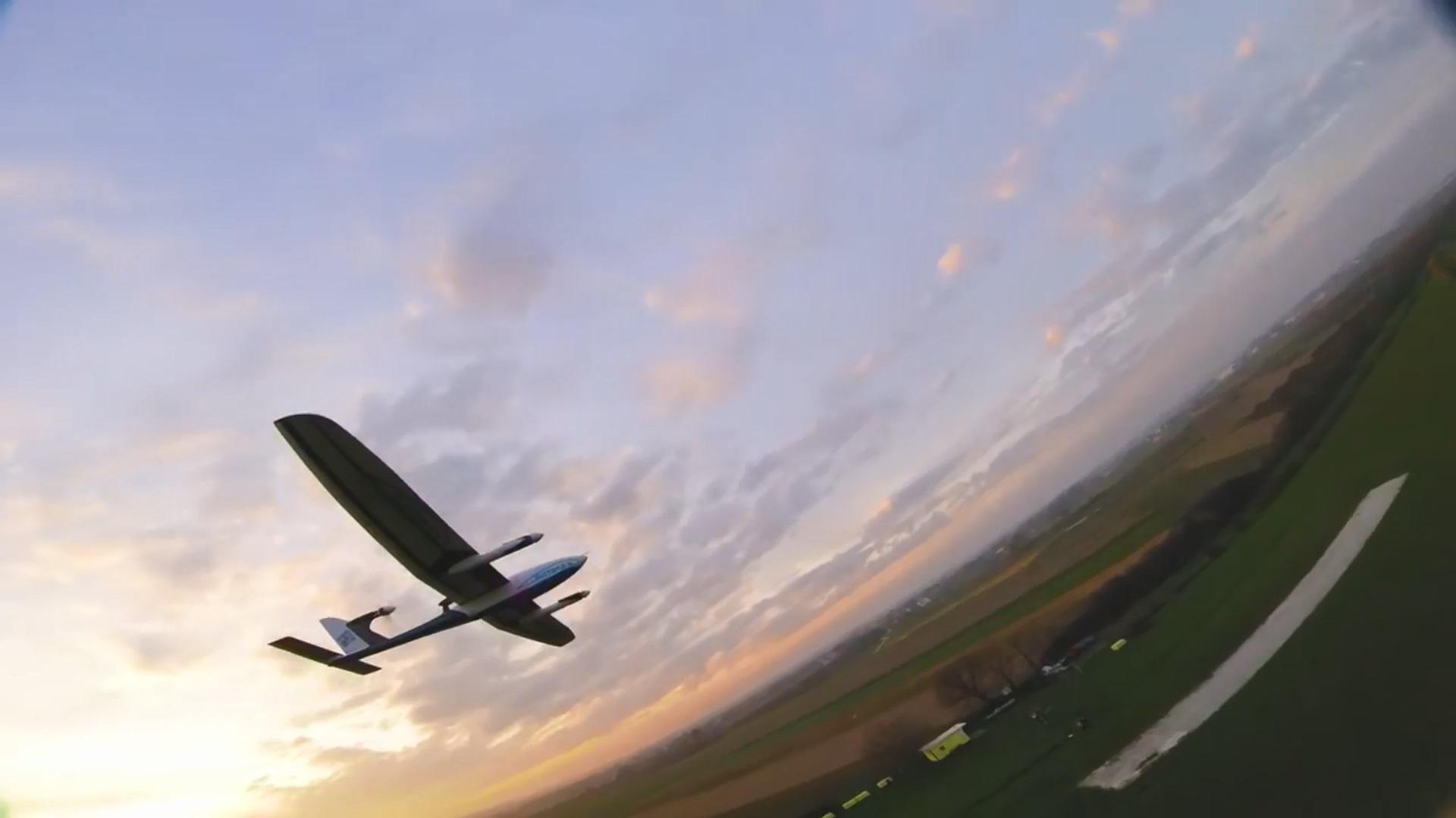 固定翼无人机检测创建的数据集。数据集包含554张图像及其yolo txt注释文件。最初它有319个独特的图像，这个数字随着水平翻转增强而增加。它可以用于目标检测和目标跟踪算法的尝试。