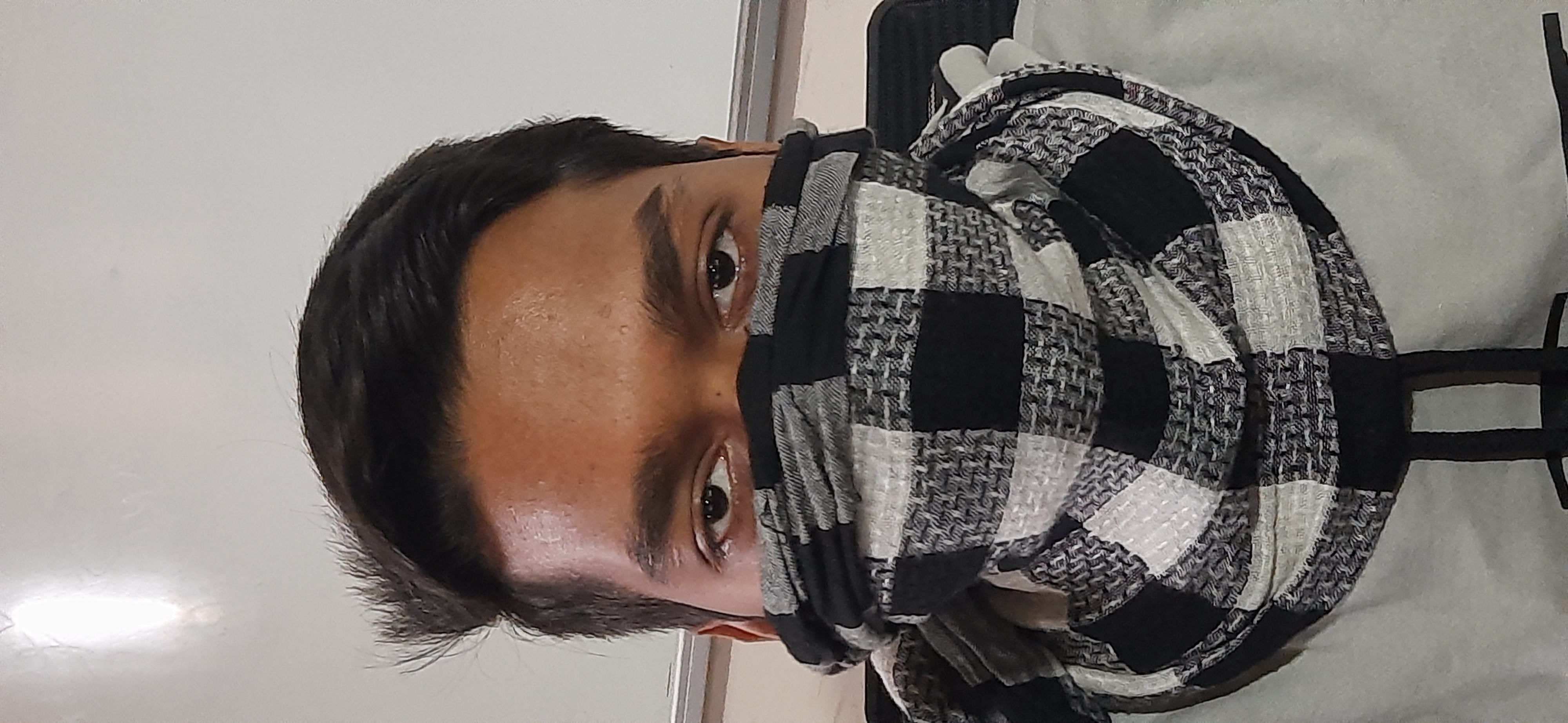 面部遮挡检测数据集,共379张图片,该数据集包含19个人的面孔。它包含了不同的姿势,照明,分辨率,和各种面具的主题。总共19张脸类,每个类又细分为3个子类-蒙面部分蒙面未蒙面我们的主要目标是识别蒙面的脸,并通过检查口罩覆盖的脸的多少来确定口罩是否正确佩戴。